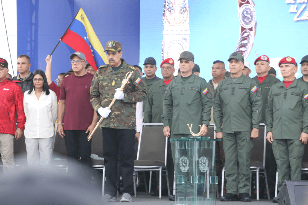 VIDEO: Maduro desafiante con la espada de&nbsp;Bolívar