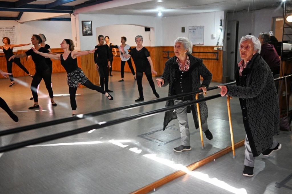 VIDEO: Chilena desafía la edad con el&nbsp;ballet