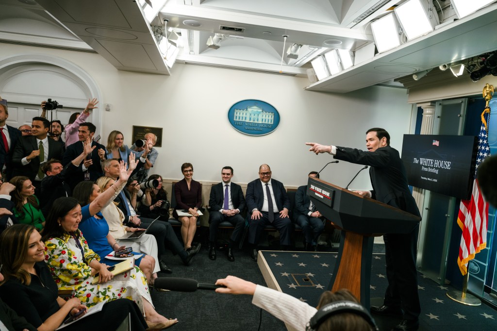 ¿Marco Rubio controla Venezuela a través de WhatsApp?